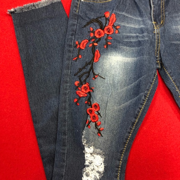 🛍SALE🛍Floral Embroidered Jeans - Picture 7 of 8